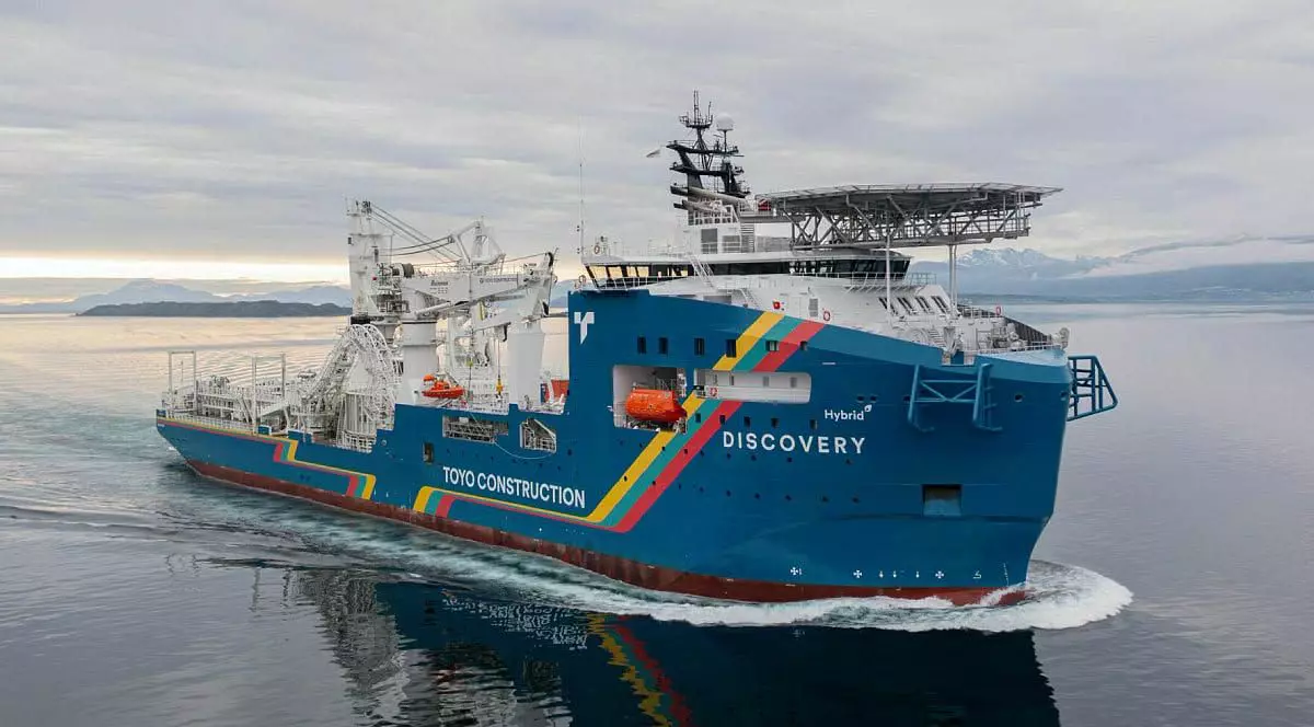 Nava „Discovery” în drum spre Japonia