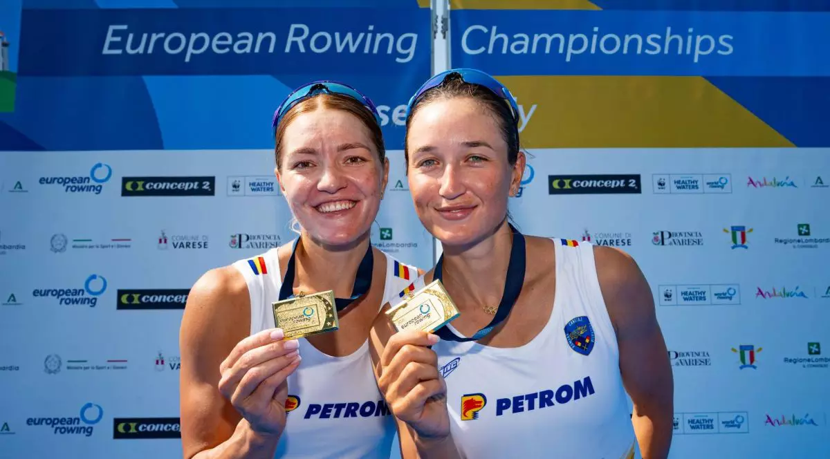 Simona Radiș și Adriana Adam prezintă medaliile de aur cucerite la CE de cantotaj de la Varese, Italia, 1 august 2026