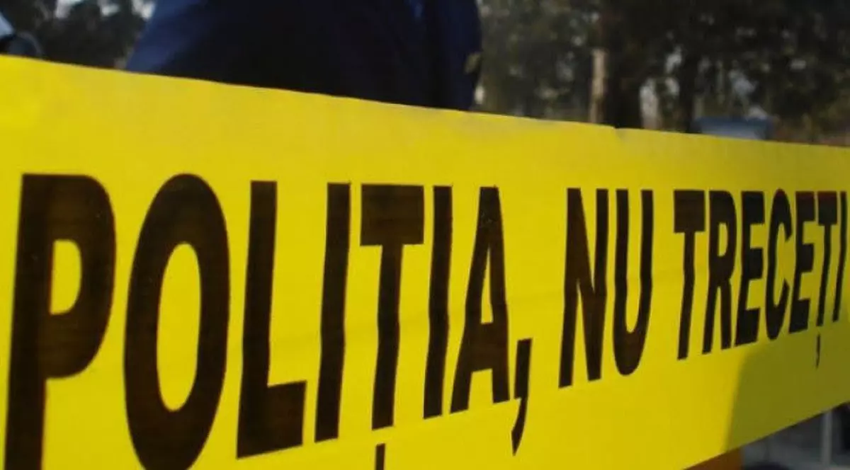 O bandă cu „poliția, nu treceți” a fost pusă de polițiști în locul producerii unei crime