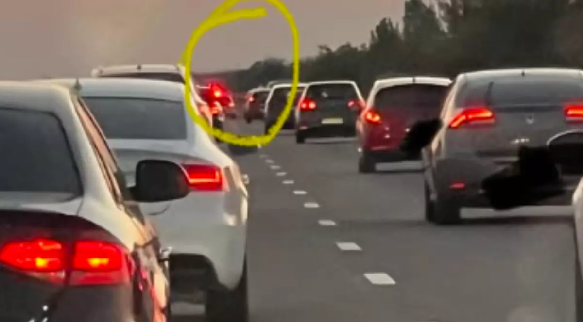 Mașini în coloană, pe autostradă