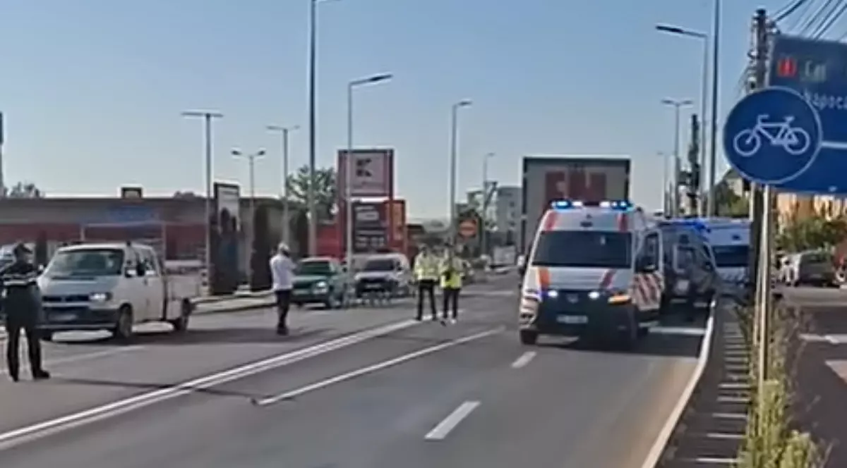 În imagine se observă o intervenție a echipajelor de urgență, cu mai multe ambulanțe și polițiști care au blocat circulația pe un bulevard. Traficul este restricționat în zona incidentului, în timp ce autoritățile gestionează situația.