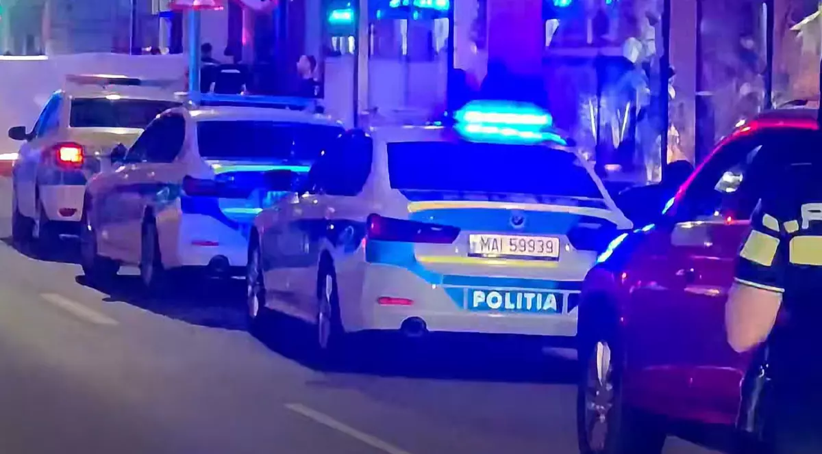 mai multe masini de politie cu luminile pornite sunt prezente la locul unui accident auto mortal din brasov