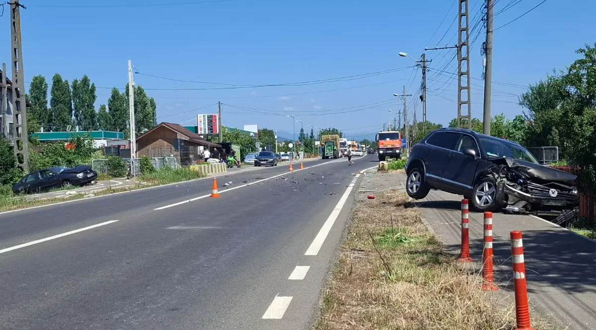 Două mașini, implicate într-un accident rutier pe DN1 A, ambele autoturisme au ajuns în șant
