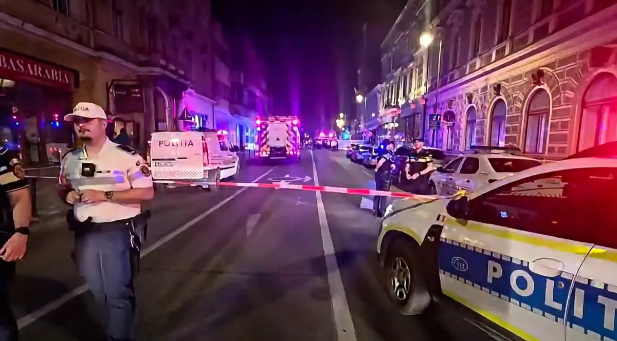 O stradă din centrul Brașovului este blocată de autovehicule ale Poliției și pompierilor