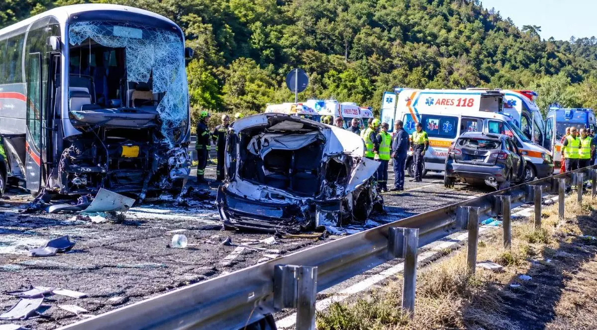 Accident soldat cu 6 morți și 27 de răniți pe autostradă, în Italia. Sursă foto: italia-informa.com.