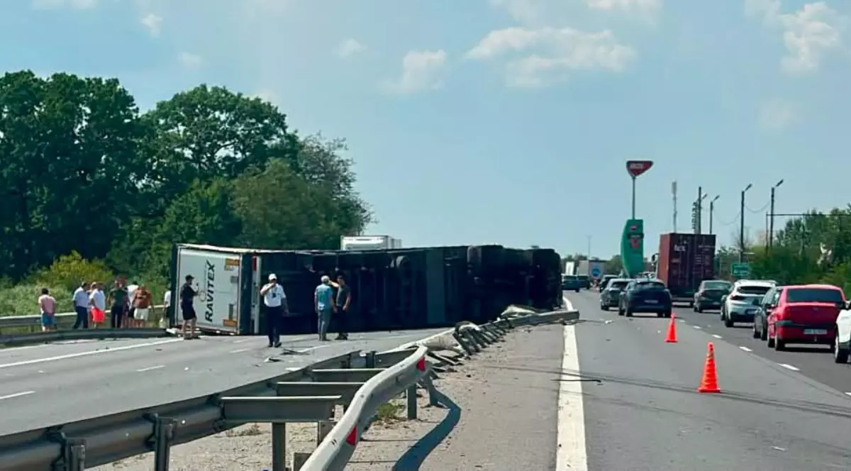 Un TIR s-a răsturnat pe tot sensul de mers de pe autostrada A1, la kilometrul 80, pe 6 august 2026
