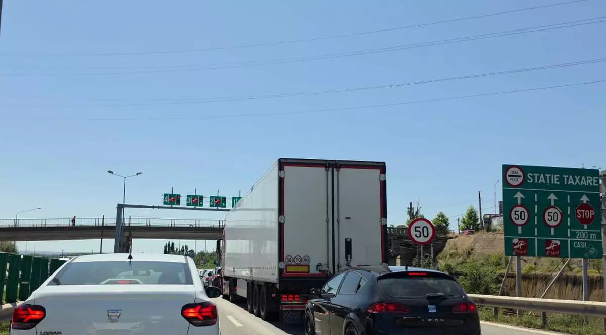 Mașinile stau bară la bară pe Autostrada A 2 spre litoral