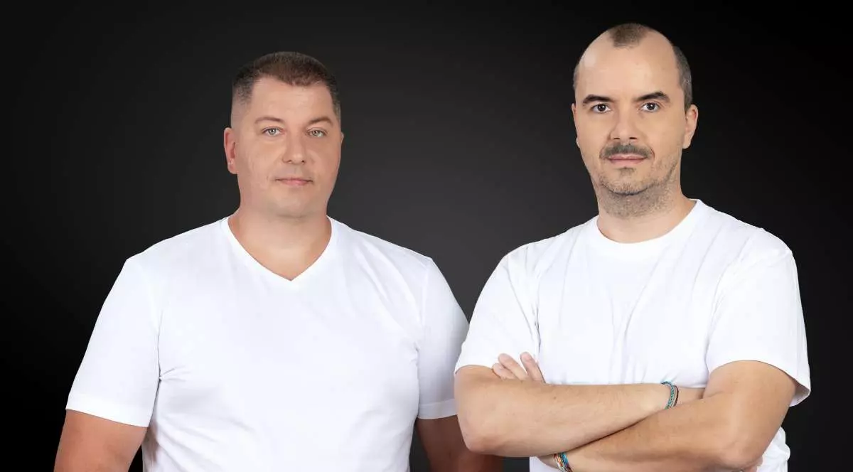Alex Balint (stânga) și Bogdan Putinică (dreapta) au lansat Outcome1.AI, un startup AI care își propune să ajute IMM-urile românești.