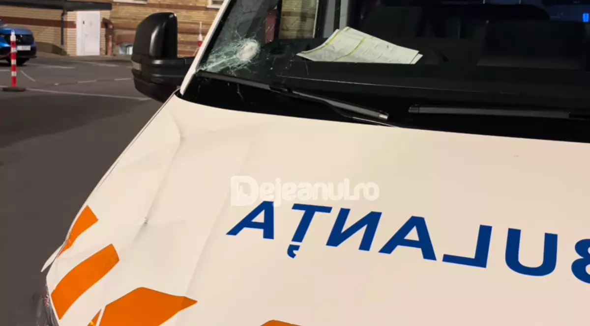 O ambulanță cu parbrizul spart