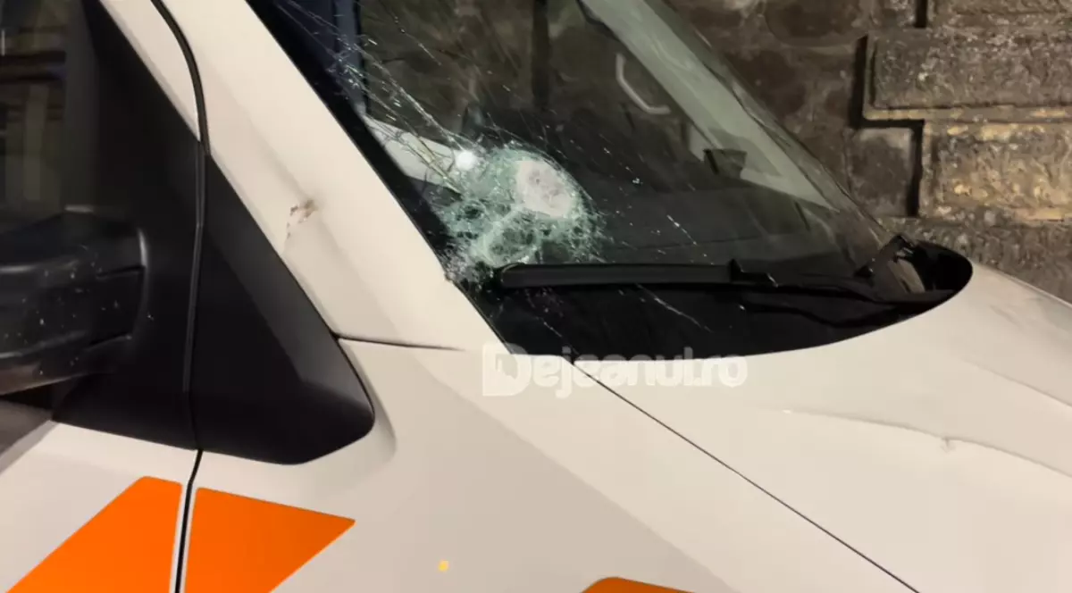 O ambulanță cu parbrizul spart