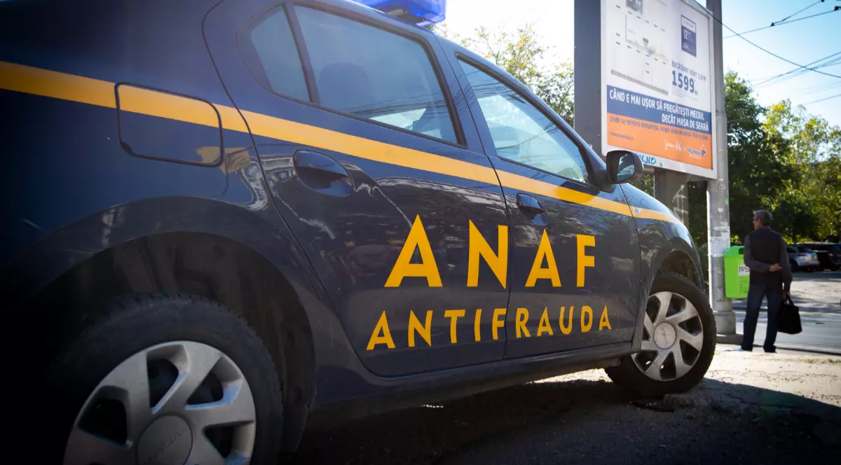 O mașină pe care este inscripționat textulANAF, Antifraudă