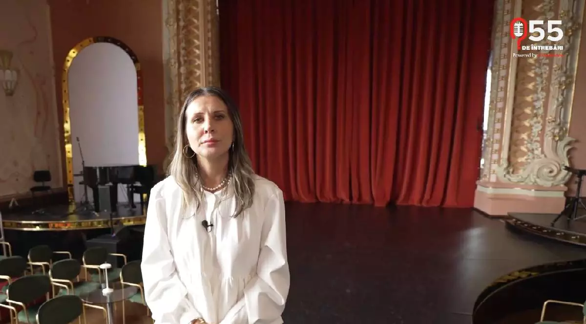 Anamaria Mișa, directoarea Cazinoului din Constanța în fața scenei pe care au performat artiști renumiți