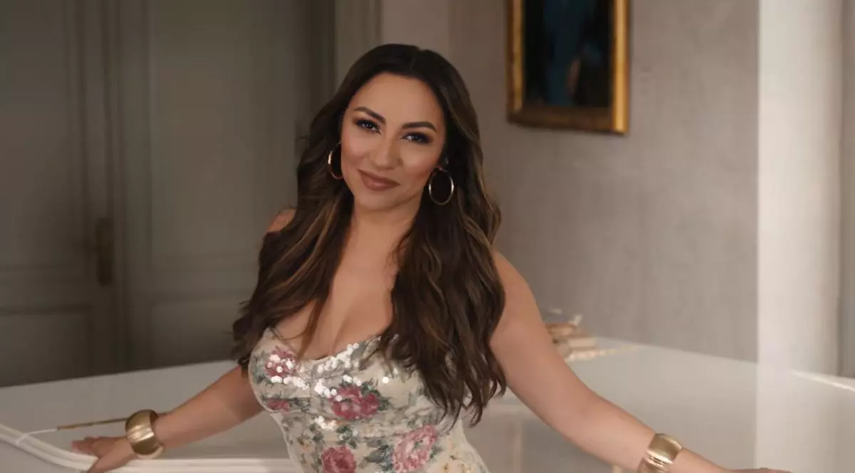 Andra Măruță în videoclipul melodiei „Anotimp”