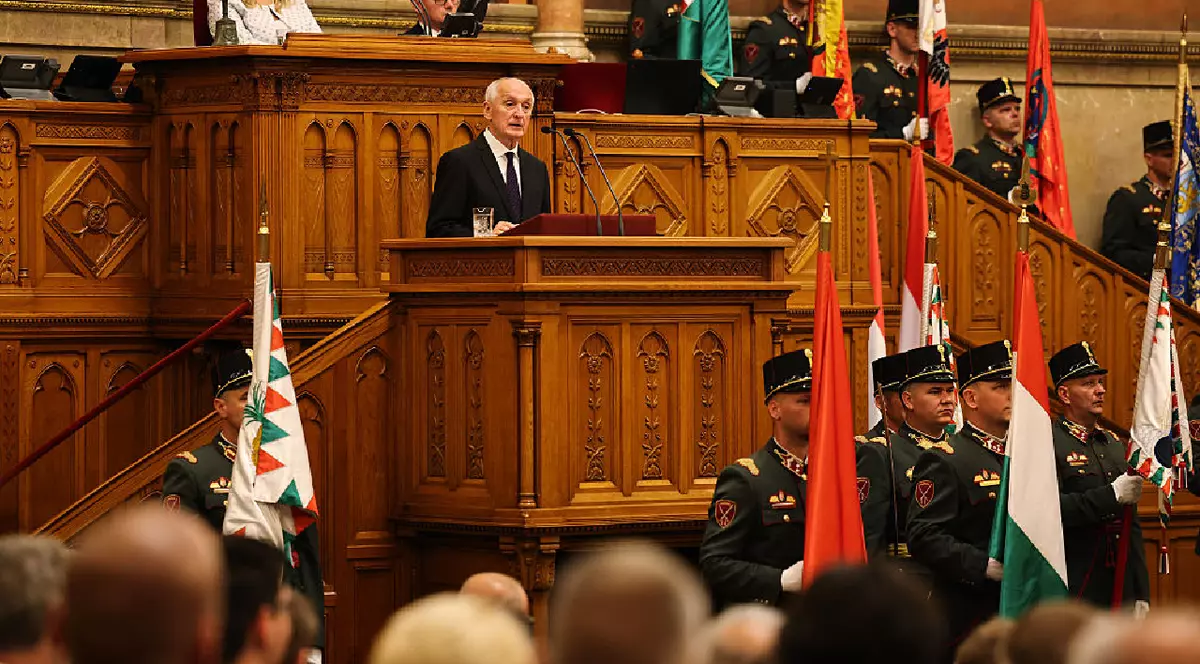 Candidatul la președinție și fostul președinte al Curții Supreme, András Baka, ține un discurs în cadrul ceremoniei de depunere a jurământului la Parlament, pe 11 august 2026, la Budapesta, Ungaria.