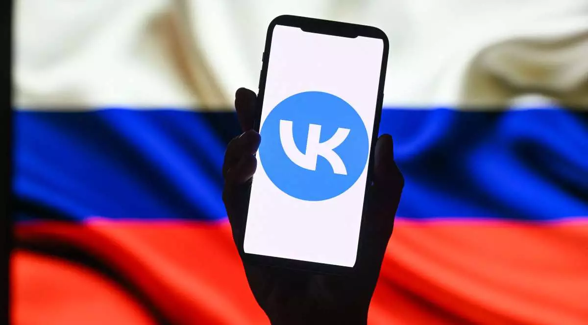 Logo-ul aplicatiei rusești VK, afișat pe ecranul unui smartphone.