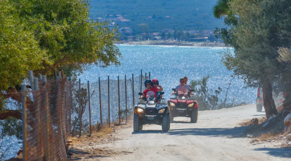 Turiști care se plimbă cu ATV-uri pe un drum de țară pe insula Thassos, Grecia