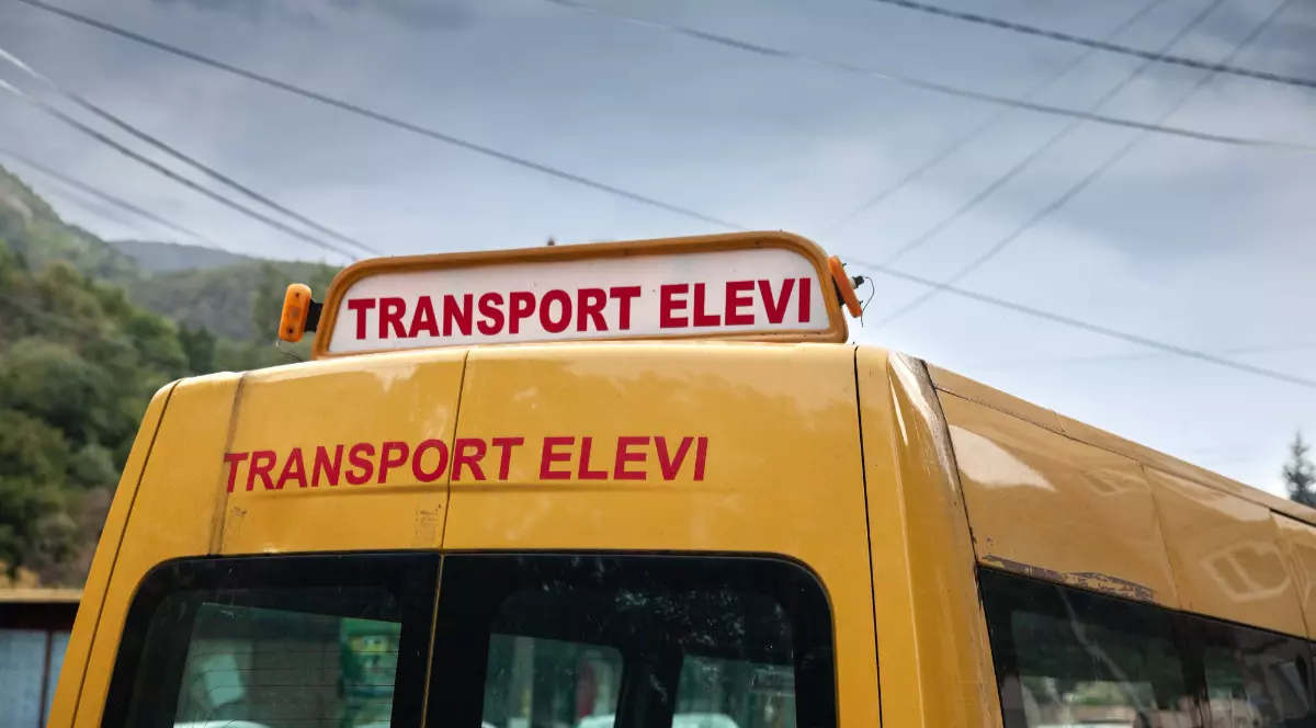 Un autobuz galben pentru transortul elevilor