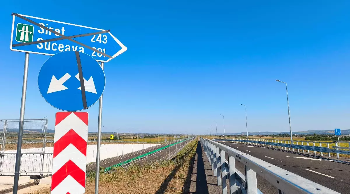 Autostradă din A7 în care apare indicatorul spre Siret și Suceava tăiat