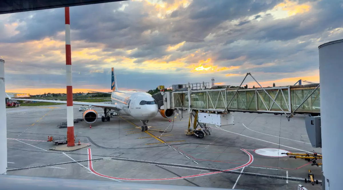 Un avion contectat la burduf în Aeroportul Otopeni, în timp ce se așteaptă ca pasagerii să se urce