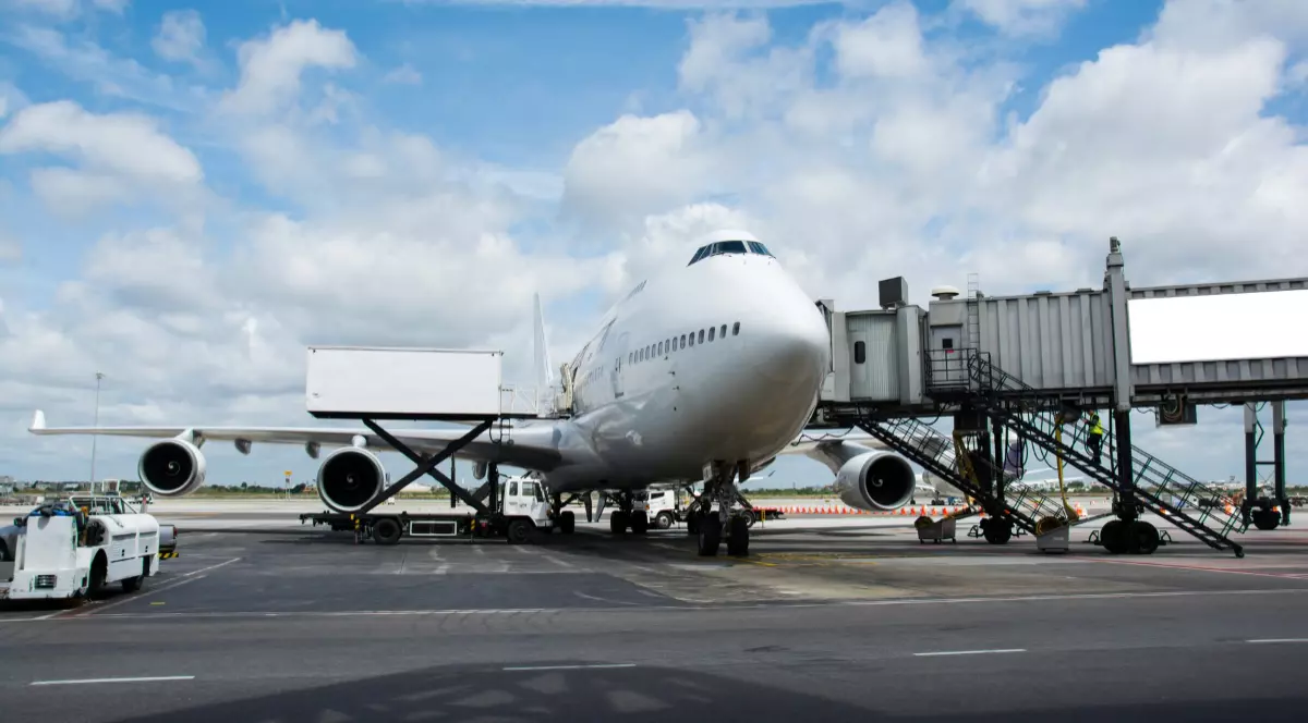 Un avion la sol, în aeroport
