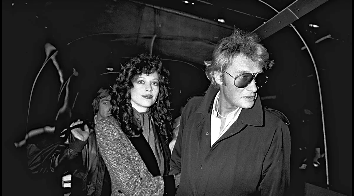 Babeth Etienne și Johnny Hallyday într-o fotografie alb negru din 1980.