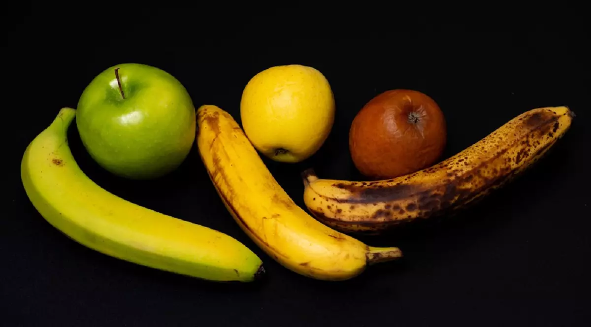 De ce unele fructe se coc mai repede lângă banane - Imagini cu trei banane şi trei mere, în diferite stadii de coacere