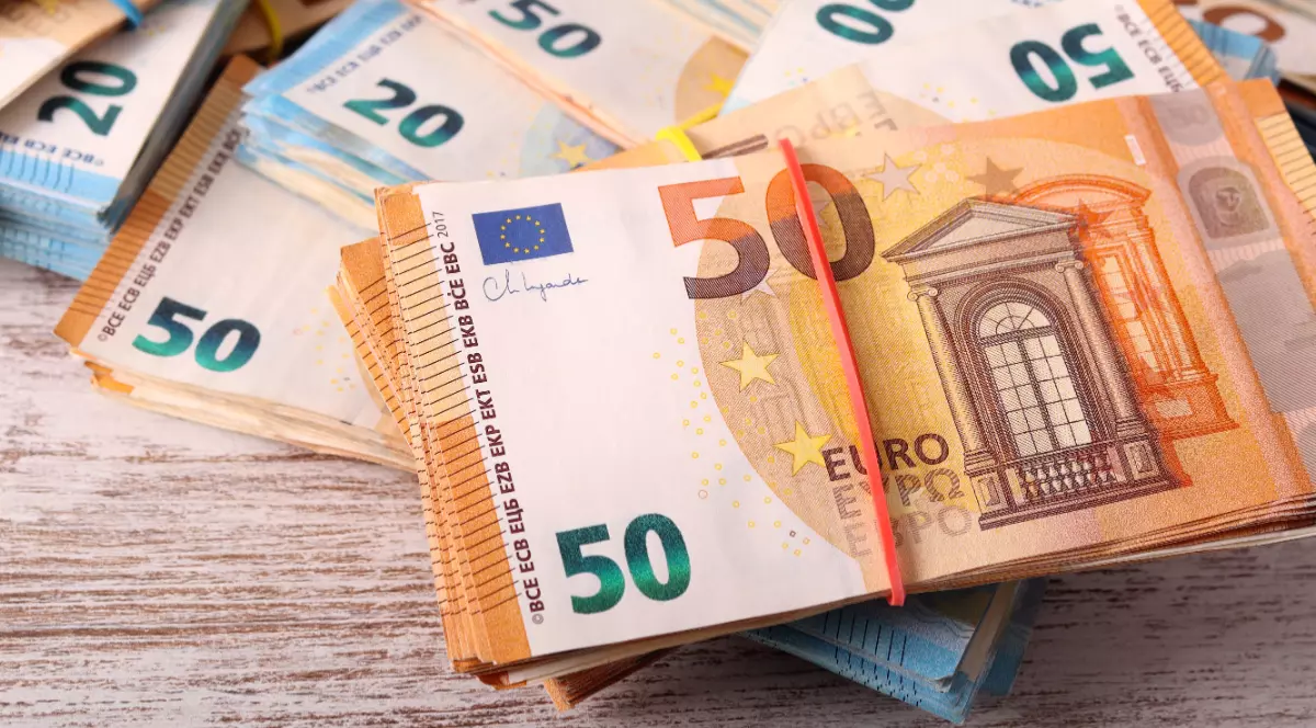 Mai multe bancnote de euro pe o mobilă