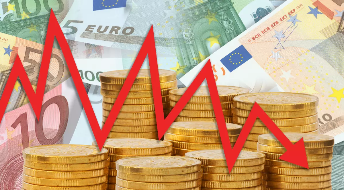 Bancnote și monede de euro. În prim-plan este o săgeată roșie, în scădere