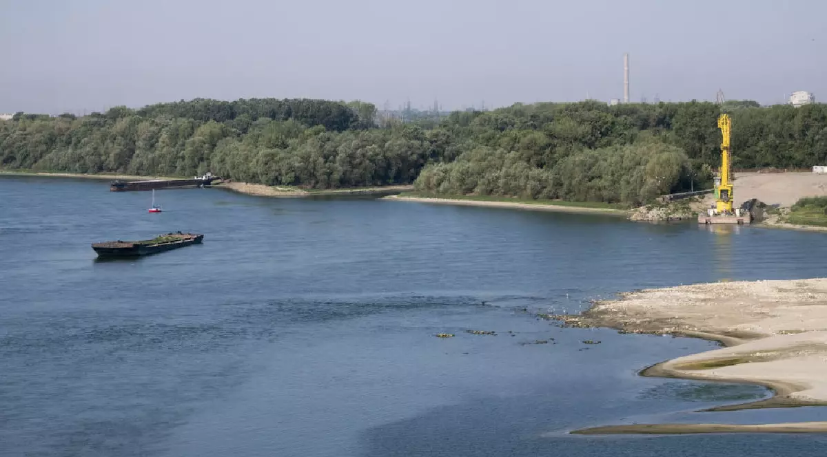 Nave comerciale sunt ancorate pe Dunăre, în apropierea orașului Giurgiu, în sudul României, pe 20 august 2022.