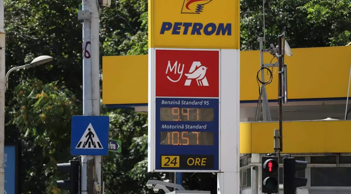 O benzinărie Petrom din București care arată prețul benzinei și motorinei, 3 august 2026