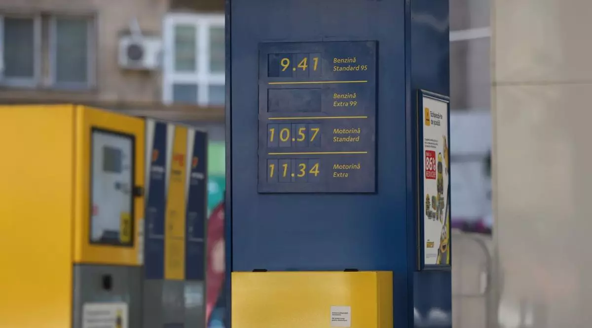 Prețuri la benzină și motorină afișate la o stație Petrom din București, 2 august 2026