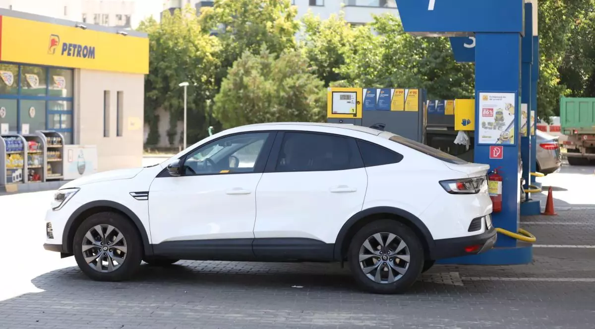O mașină albă este parcată la o benzinărie Petrom din București, 4 august 2026
