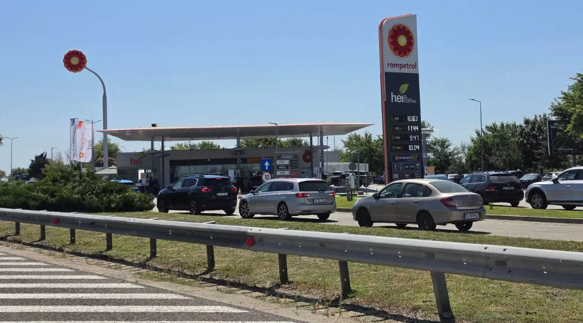 Mai multe mașini trec pe lângă o benzinărie Rompetrol care are prețurile afișate, pe Autostrada A2 spre Constanța, 1 august 2026