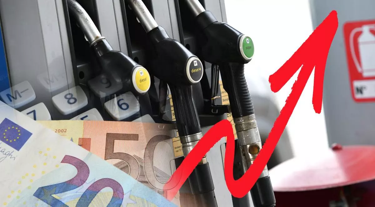Pompe de benzină la o benzinărie cu bancnote euro, peste care sunt suprapuse bancnote de euro și o săgeată roșie în sus, reprezentând conceptul de creștere a prețurilor.