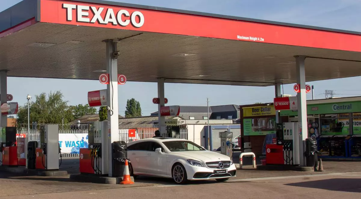 Autoturism Mercedes alb, parcat la o pompa dintr-o benzinarie Texaco, Marea Britanie