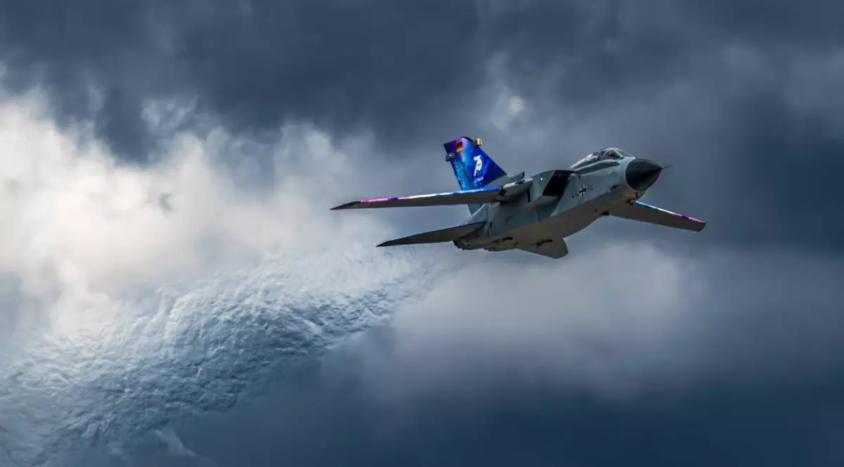 Un avion în zbor. Cerul este întunecat