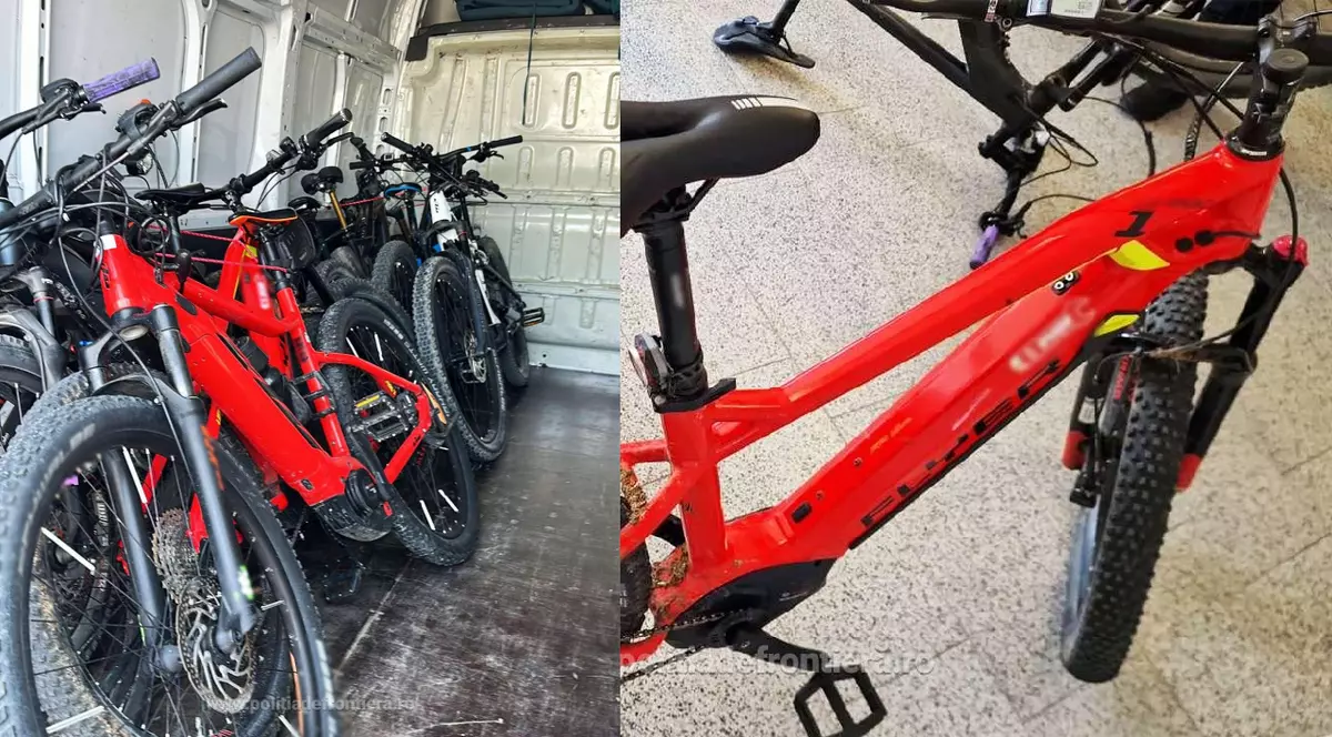 Mai multe biciclete electrice intr-o duba// o bicicleta rosie