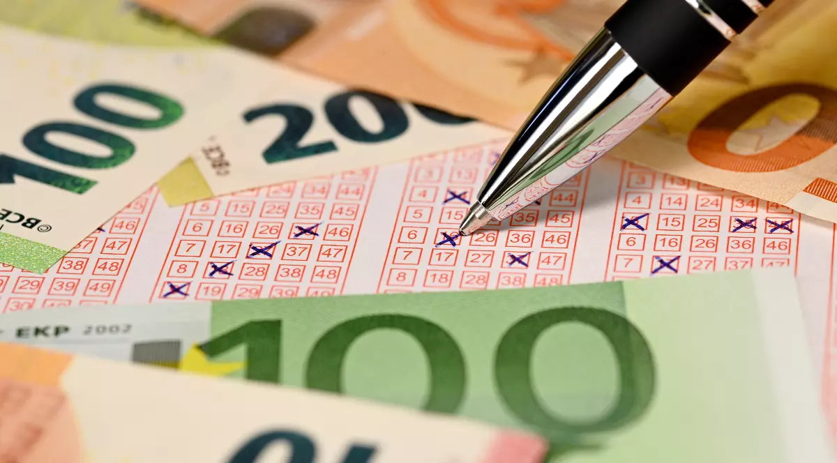 Bancnote de euro pe un bilet la loto