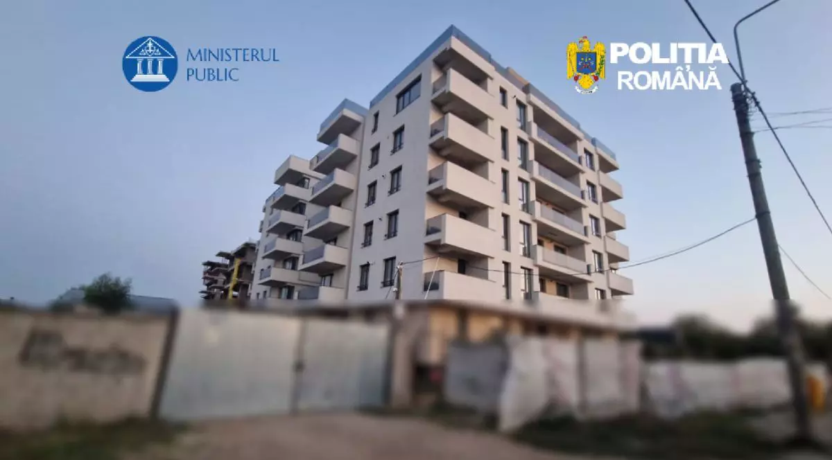 Blocul din complexul imobiliar fictiv aflat în Sectorul 5 din București, cu garduri de beton împrejur și cerul pe fundal
