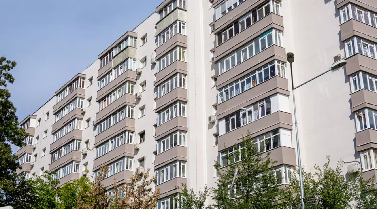 Care sunt drepturile şi obligaţiile tale la bloc, conform legii asociaţiilor de proprietari - Imagine cu un bloc de locuinţe renovat din Bucureşti