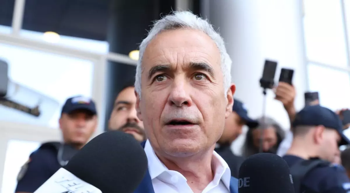 Călin Georgescu, la Înalta Curte de Casație și Justiție a României, cu microfoane în față, pe 5 august 2026