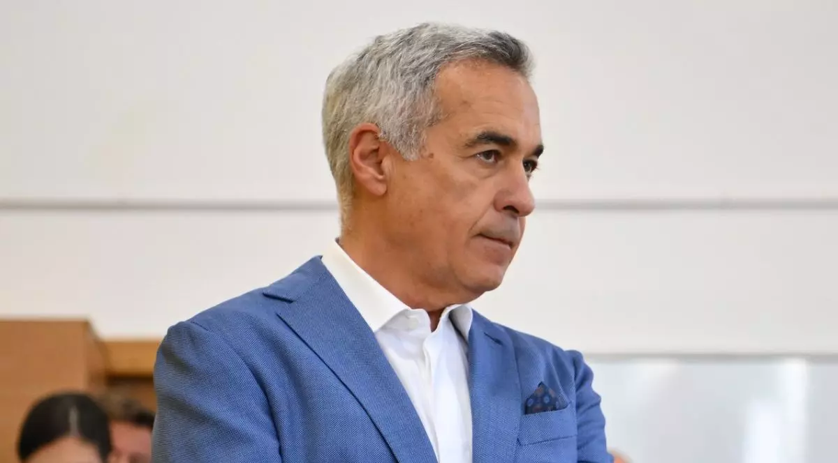 Călin Georgescu, în profil, îmbrăcat cu un sacou albastru și cămașă albă