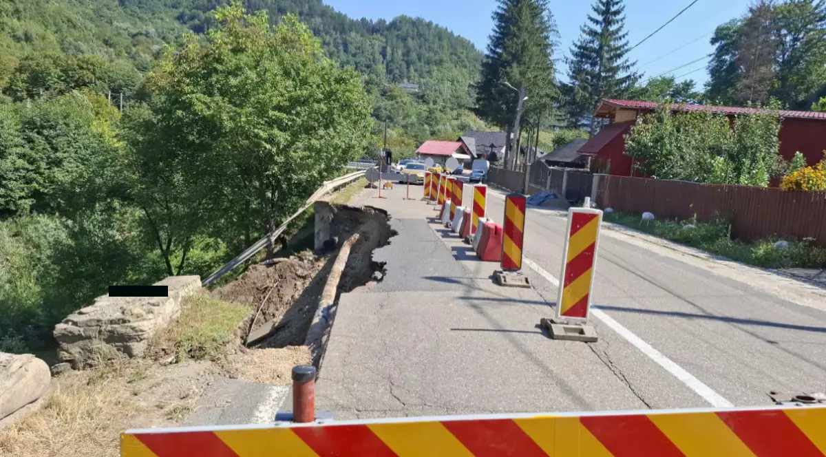 O porțiune de carosabil care s-a prăbușit