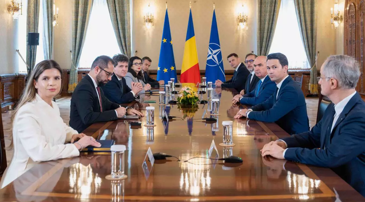 Președintele Nicușor Dan și consilieri prezidențiali la Palatul Cotroceni și o delegație condusă de Ilie Bolojan, premierul interimar al României, în iunie 2026