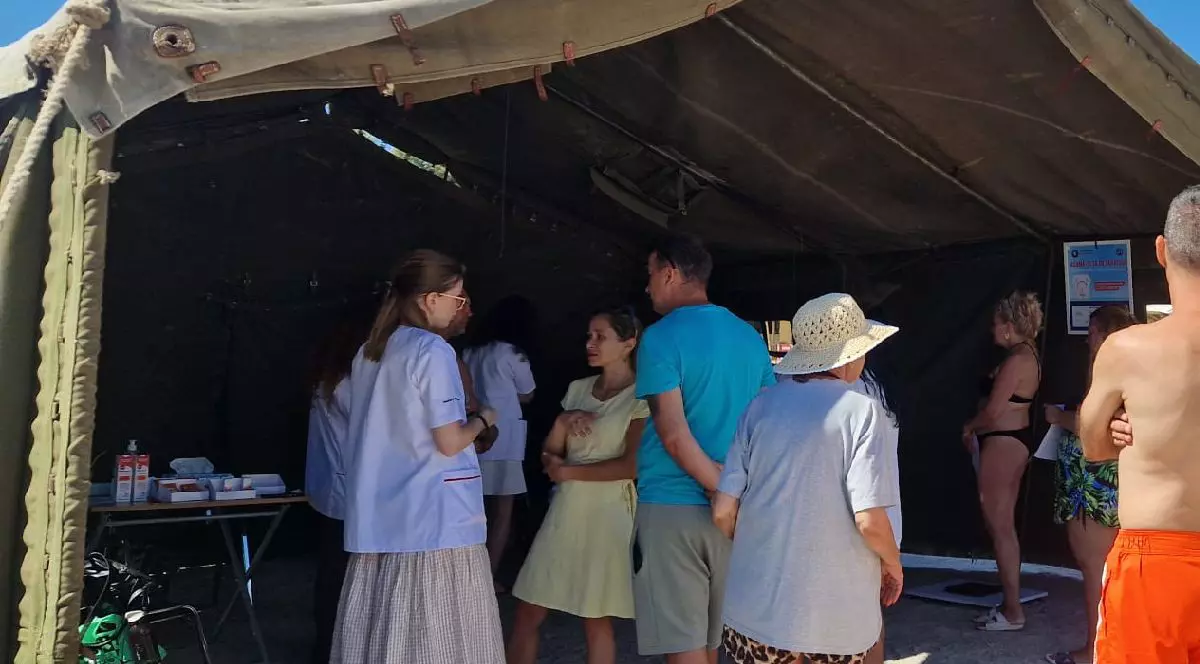 Intr-un cort militar se ofera consultatii gratuite pe litoral iar turistii asteapta randul la medici. Campnia Asuma ti sa fii sanatos 2026