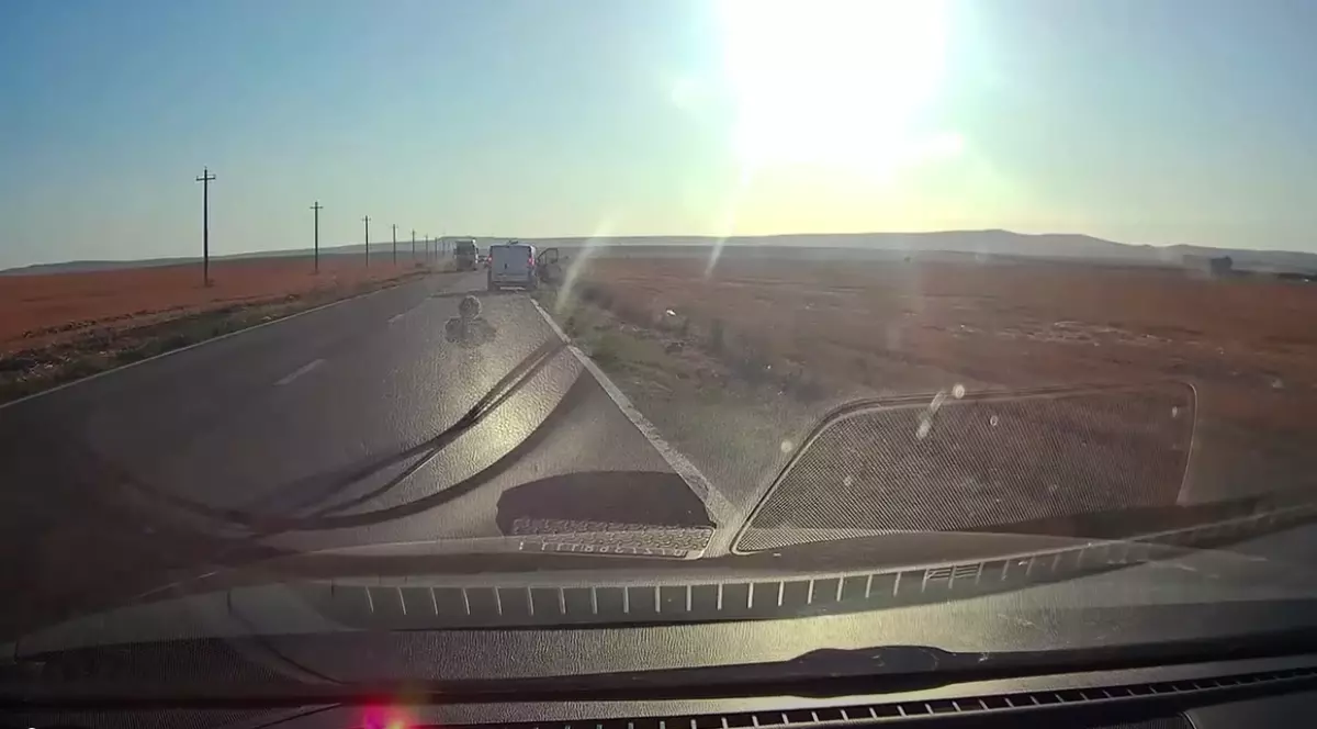 Imagine din mașină cu un copil pe mijlocul drumului