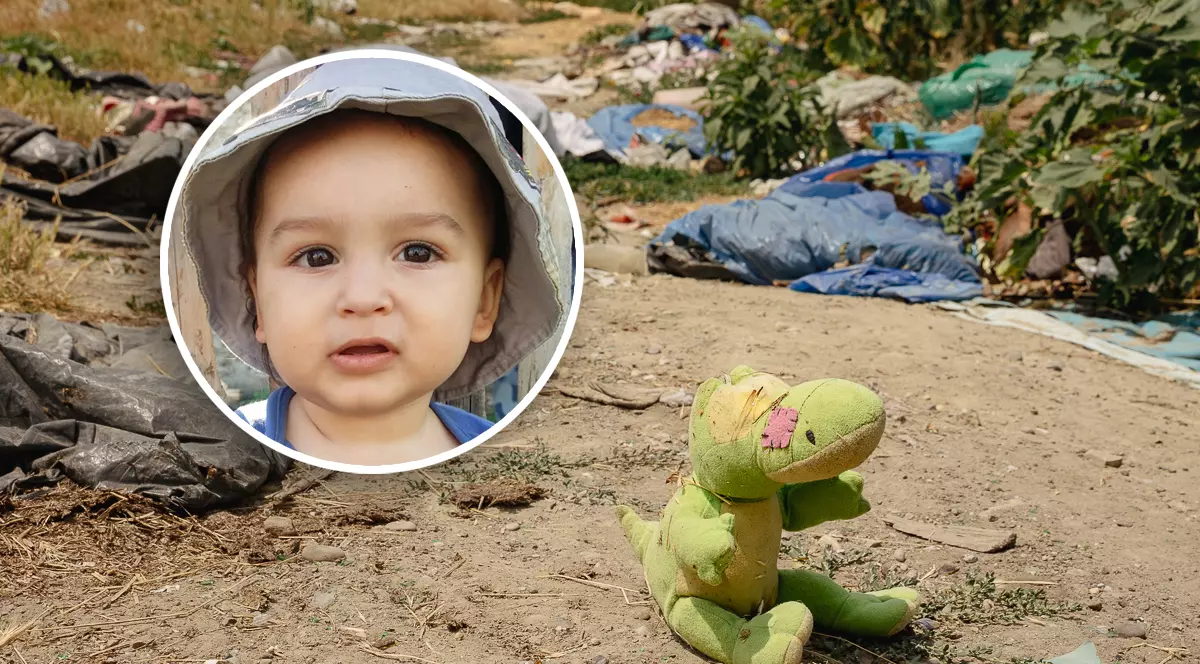 Un colaj cu un teren viran plin de gunoaie si un ursulet de plus si un medalion cu un baietel