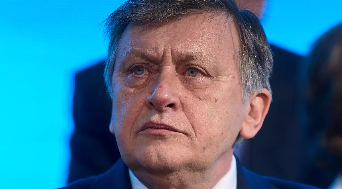 Imaginea prezintă un portret lui Crin Antonescu, privind într-o parte, cu o expresie serioasă, pe un fundal albastru.