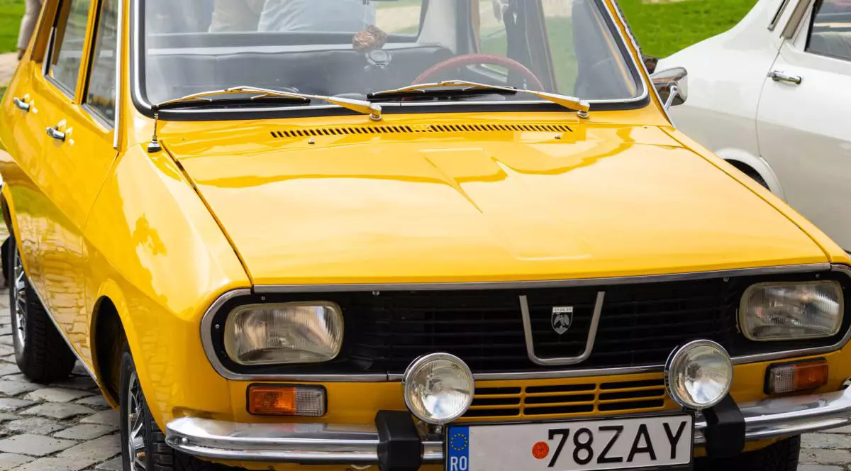 Masina Dacia 1300 galbena, parcata pe strada din piata orasului. Timisoara, Romania, 18 mai 2025