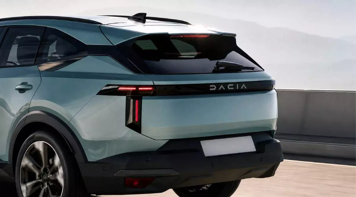 Imagine cu partea din spate a unei mașini Dacia de culoare verde-albăstruie, surprinsă din lateral-spate, pe un drum. Se văd stopurile LED roșii, inscripția „DACIA” pe hayon, geamul fumuriu și bara de protecție neagră. Plăcuța de înmatriculare este albă și fără text.